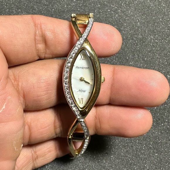 Armitron Now Gold Tone Quartz Analog Ladies Watch Diamond Pave Accent Working - Picture 1 of 6